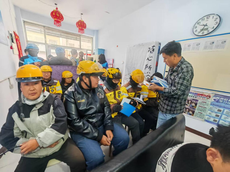 阿巴嘎旗总工会开展“感党恩 听党话”新就业形态企业法律宣讲活动2.png